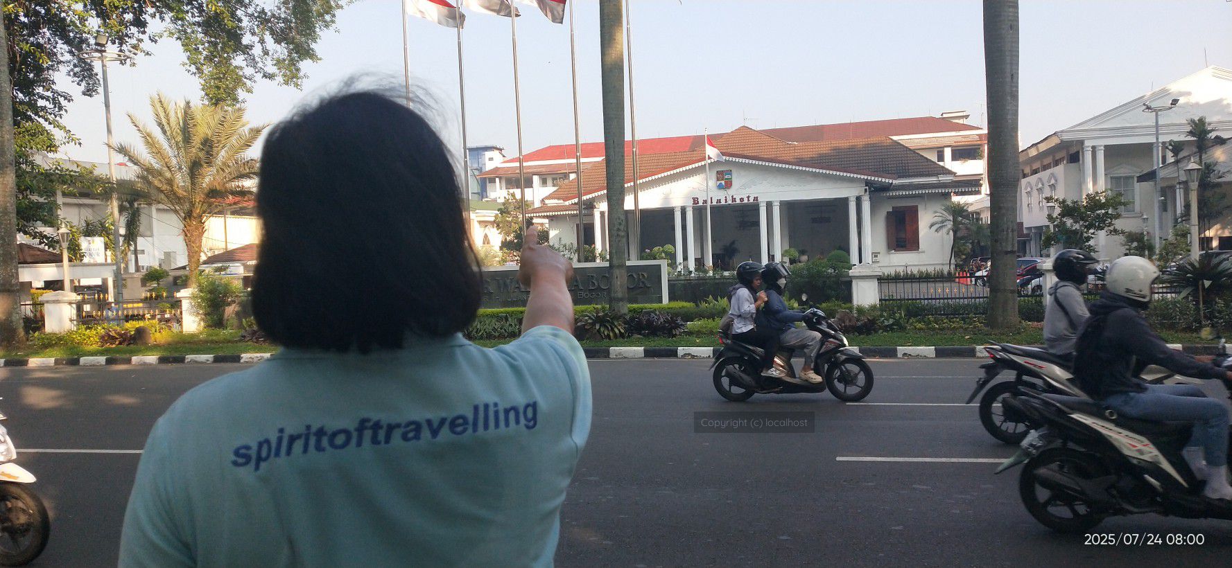Berfoto di seberang Kantor Walikota Bogor