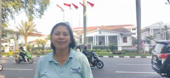 Berfoto di seberang Kantor Walikota Bogor
